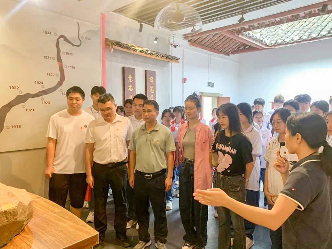 团日活动助力实践育人，义诊与红色教育同行(图1)